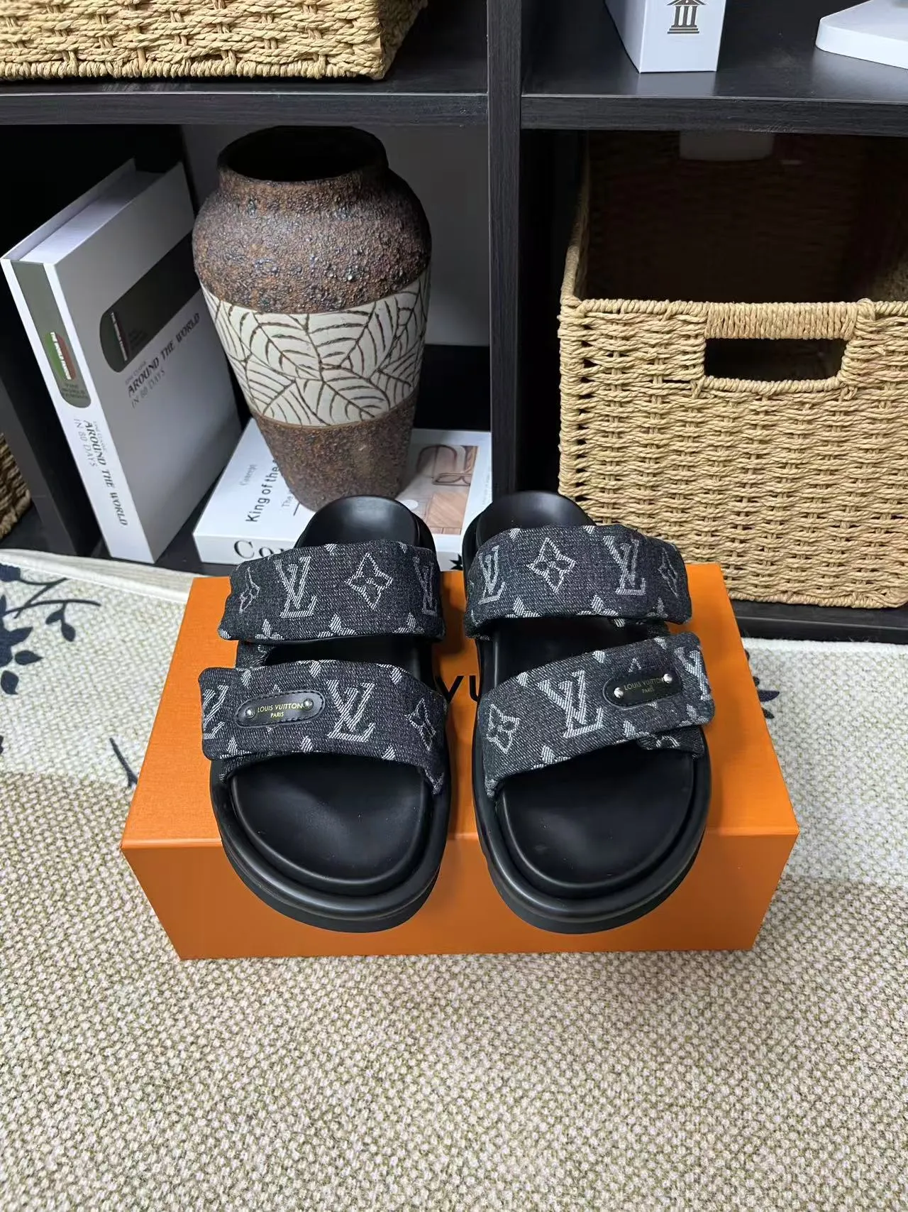 P340 yuan LV Louis Vuitton Full of high-end feel! A popular model among bloggers at home and abroad, it’s retro and fashionable, and looks stunning on your feet! Mainly recommended model on the official website★ ━━━━━ ЅᏇєєt ━━━━━ ▪️Upper: original calfskin ➕5D printing process ▪️Inner: imported mixed sheepskin ▪️Outsole: original molded foam outsole ▪️Size: Female 35-40 Men's 39-44 (women's 41 men's 45)